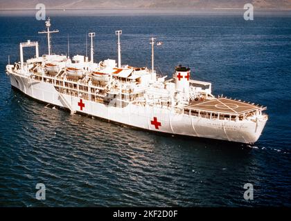 1960s UNITED STATES NAVY HOSPITAL SHIP USS REPOSE ON STATION IN DANANG HARBOR DURING THE VIETNAM WAR 1965 TO 1970 SOUTH VIETNAM - km1341 HAR001 HARS WARS HIGH ANGLE HEALING NAVAL 1965 PRIDE HEALTH CARE OF TO IMPAIRMENT OCCUPATIONS TREATMENT UNIFORMS CONCEPT FORCES CONCEPTUAL HOSPITALS NAVIES RED CROSS UNITED STATES NAVY FACILITY FACILITIES FREIGHTER SYMBOLIC CONCEPTS SHIPPING DURING HAR001 OLD FASHIONED REPRESENTATION VESSEL Stock Photo