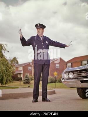 1960s STANDING TRAFFIC POLICEMAN STOPPING ONE CAR WITH HALT GESTURE AND ENCOURAGING ONCOMING TRAFFIC WITH OTHER HAND AND WHISTLE - kp850 HAR001 HARS LIFESTYLE JOBS COPY SPACE FULL-LENGTH PERSONS AUTOMOBILE MALES ORDER OFFICER PROFESSION GESTURING TRANSPORTATION COP SKILL OCCUPATION PROTECT SKILLS COURAGE AND AUTOS CAREERS LEADERSHIP LOW ANGLE DIRECTION AUTHORITY GESTURES OCCUPATIONS UNIFORMS AUTOMOBILES HALT STOPPING VEHICLES ONCOMING OFFICERS POLICEMEN WHISTLES COPS ENCOURAGING MID-ADULT MID-ADULT MAN BADGE BADGES CAUCASIAN ETHNICITY HAR001 OLD FASHIONED Stock Photo