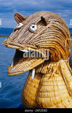 2000s FLOATING ISLAND PUMA BOAT MADE OF TORTORA REEDS BY AYMARA AND UROS INDIANS LAKE TITICACA PERU  - kr124695 HFF002 HARS PERU PUMA REEDS RESORTS MOUNTAIN LION OLD FASHIONED REPRESENTATION Stock Photo