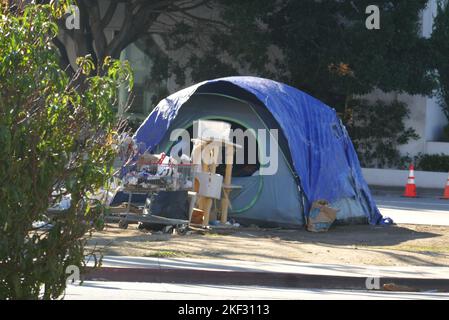 Los Angeles, California, USA 15th November 2022 A Homeless Camp/tent on November 15, 2022 in Los Angeles, California, USA. Photo by Barry King/Alamy Stock Photo Stock Photo