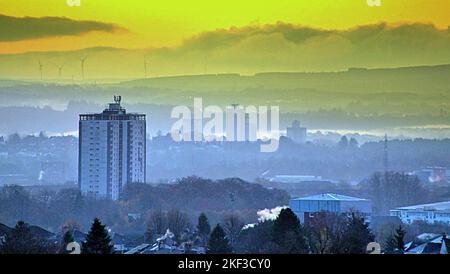 Glasgow, Scotland, UK 16th November, 2022. UK Weather: Overnight frost saw a cold dawn start over the south east of the city.  Credit Gerard Ferry/Alamy Live News Stock Photo