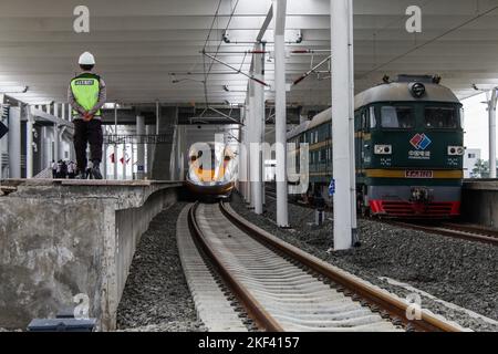 Bandung, West Java, Indonesia. 16th Nov, 2022. Jakarta Bandung High-Speed Train (KCJB) or Comprehensive Inspection Train (CIT) was seen during dynamic trials at the Jakarta-Bandung High-Speed Train station in Tegalluar. President Joko Widodo and Chinese President Xi Jinping watching online the dynamic trial process of the 15 km Jakarta Bandung High-Speed Train with a limited speed of 80 km/h during the G20 summit event in Bali. (Credit Image: © Algi Febri Sugita/ZUMA Press Wire) Credit: ZUMA Press, Inc./Alamy Live News Stock Photo