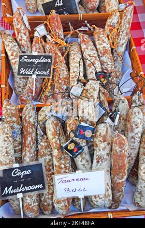 französische Wurstspezialitäten, Markt auf dem Cours Saleya,  Innenstadt, Nizza, Département Alpes-Maritimes, Region Provence-Alpes-Côte d’Azur, Frank Stock Photo
