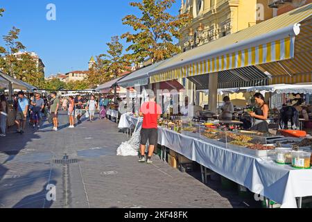 Markt auf dem Cours Saleya,  Innenstadt, Nizza, Département Alpes-Maritimes, Region Provence-Alpes-Côte d’Azur, Frankreich Stock Photo