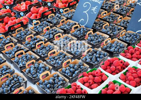 frisches Obst und Gemüse, Markt auf dem Cours Saleya,  Innenstadt, Nizza, Département Alpes-Maritimes, Region Provence-Alpes-Côte d’Azur, Frankreich Stock Photo