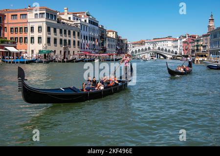 Venezianische Gondel mit Touristen im Kanal, Rialtobrücke, Venedig, Venetien, Italien Stock Photo