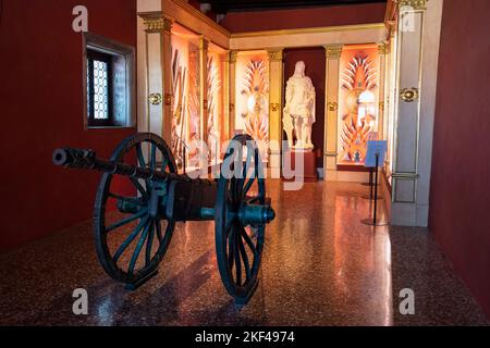 Ausstellung alter Waffen, Dogenpalast, Stadtteil San Marco, Venedig, Region Venetien, Italien Stock Photo
