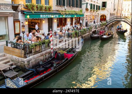 typisches Rstaurant an einem Kanal, Gondeln, Venedig, Venetien, Italien Stock Photo