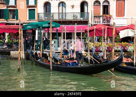 Venezianische Gondel mit Touristen im Kanal, Brücke mit Spiegelung im Kanal, Venedig, Venetien, Italien Stock Photo