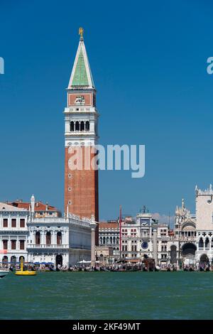 Ausblick von San Giorgio Maggiore auf Nationalbibliothek, Campanile, Markusplatz und Dogenpalast, Venedig, Venetien, Italien Stock Photo
