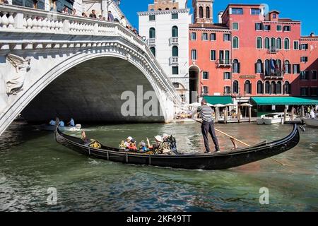 Venezianische Gondel mit Touristen im Kanal, Rialtobrücke, Venedig, Venetien, Italien Stock Photo