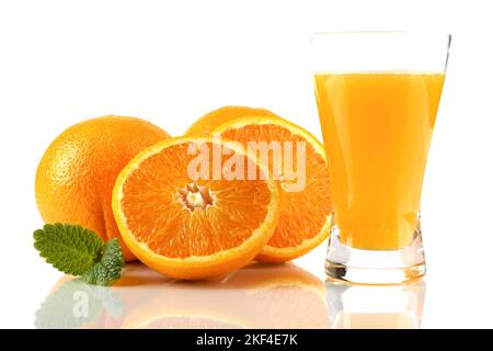 Ein Glas frisch gepresster Orangensaft, frische Orangen und ein Minzblatt, Minze, Apfelsinen, Stock Photo