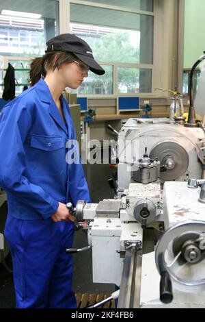 Azubi in atypischen Frauenberufen, Dreher, Werkzeugmacher, Fräser, Dreher, Metallberuf, Mädchen, 20, Jahre, Auszubildende, Frau, Frauen,