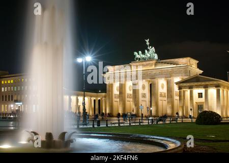 Das Brandenburger Tor mit der Quadriga bei Nacht, Berlin, Brunnen, Wasserfontäne, Springbrunnen am Pariser Platz, beleuchtet,