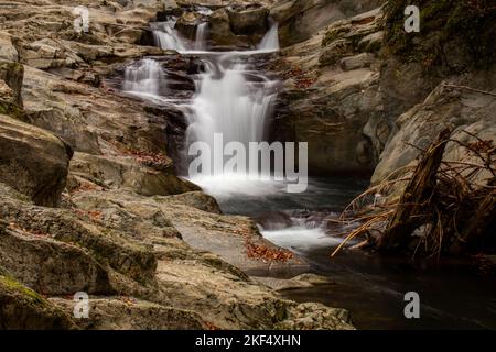 Cascada del cubo en la Selva de Irati. Pirineo navarro, España Stock Photo