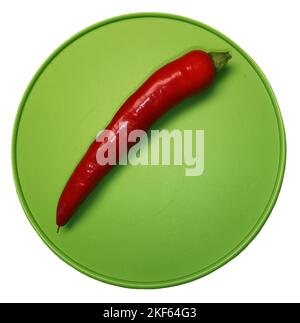 Rote Chilischote auf grünen Teller Stock Photo