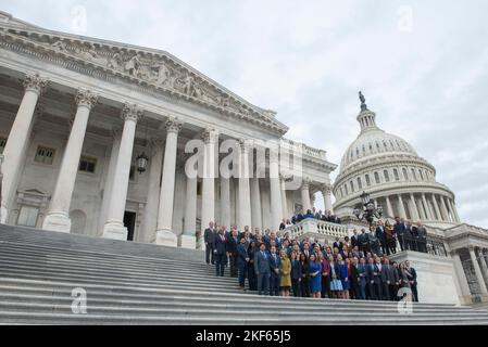 New Members of Congress pose for a class photo at the US Capitol, on ...