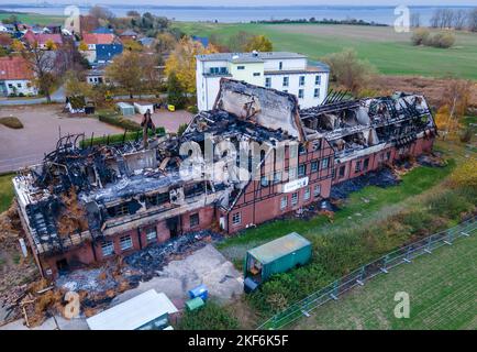 16 November 2022, Mecklenburg-Western Pomerania, Groß Strömkendorf: The remains of a burned hotel building, which was used as accommodation for refugees from Ukraine. (Aerial photo taken with a drone) The building burned down completely in the night from 19 to 20.10.2022. Four weeks after the devastating fire in a refugee shelter inhabited by Ukrainians in Groß Strömkendorf near Wismar, a volunteer firefighter from the region has been arrested as a suspect. This was announced on Wednesday by the public prosecutor's office in Schwerin. Photo: Jens Büttner/dpa Stock Photo