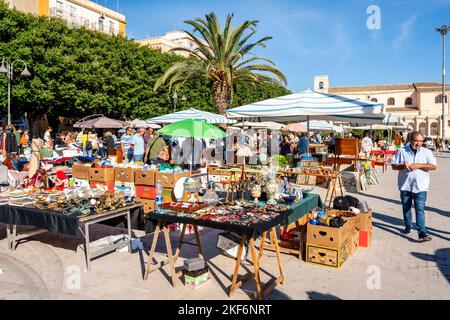 The Sunday Antiques Market At Piazza Santa Lucia, Syracuse (Siracusa), Sicily, Italy Stock Photo