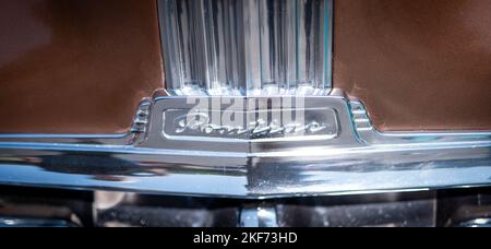 NISSWA, MN – 30 JUL 2022: Closeup of chrome grille of a brown vintage Pontiac collector car. Stock Photo