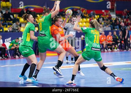 SKOPJE, MACEDONIA - NOVEMBER 16: Merel Freriks of the Netherlands battles for the ball with Djurdjina Jaukovic of Montenegro and Matea Pletikosic of Montenegro during the Main Round - EHF EURO 2022 match between Netherlands and Montenegro at the Arena Boris Trajkovski on November 16, 2022 in Skopje, Macedonia (Photo by Henk Seppen/Orange Pictures) Stock Photo