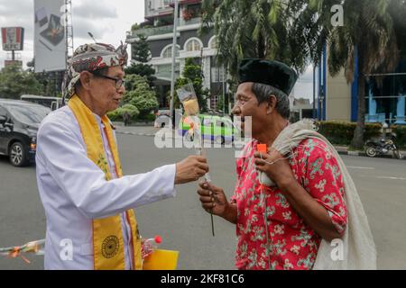 Bogor, Indonesia. 16th Nov, 2022. Buddhist leaders distribute flowers at the Kujang Monument during commemorate International Tolerance Day in Bogor, West Java, Indonesia, on November 16, 2022. This activity was carried out as a message to the public to continue to maintain tolerance and respect for diversity in the life of the nation and state. (Photo by Andi M Ridwan/INA Photo Agency/Sipa USA) Credit: Sipa USA/Alamy Live News Stock Photo