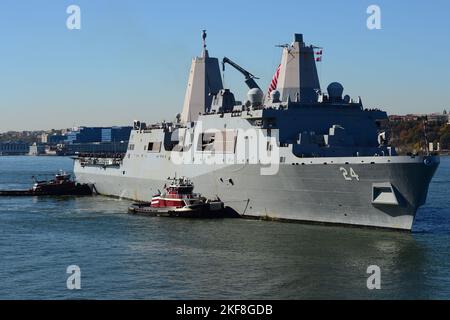 NEW YORK (Nov. 9, 2022) -The San Antonio-class amphibious transport dock ship USS Arlington (LPD 24) arrives in New York, November 9, 2022 for Veterans Day Week. Sailors and Marines on Arlington, as well as personnel from US Coast Guard Cutter Lawrence O. Lawson (WPC 1120), will participate in a variety of events in and around the city to honor the service and sacrifice of the nation’s veterans. Events include the annual New York City Veterans Day Parade, a wreath laying ceremony, participating in the New York Giants Salute to Service game and volunteering at the New York State Veterans Home i Stock Photo