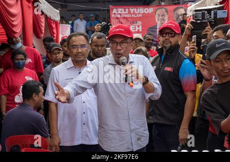 Shah Alam, Selangor, Malaysia. 17th Nov, 2022. Malaysian opposition leader Anwar Ibrahim (CENTER) speaks during Pakatan Harapan (Alliance Of Hope) coalition election campaign in Shah Alam. Malaysia will hold the 15th General Election on November19, 2022. (Credit Image: © Asyraf Rasid/ZUMA Press Wire) Stock Photo