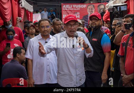 Shah Alam, Selangor, Malaysia. 17th Nov, 2022. Malaysian opposition leader Anwar Ibrahim (CENTER) speaks during Pakatan Harapan (Alliance Of Hope) coalition election campaign in Shah Alam. Malaysia will hold the 15th General Election on November19, 2022. (Credit Image: © Asyraf Rasid/ZUMA Press Wire) Stock Photo