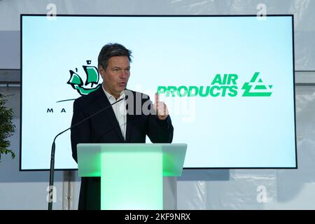 17 November 2022, Hamburg: Robert Habeck (Bündnis 90/Die Grünen), Federal Minister for Economic Affairs and Climate Protection, speaks during a press event to announce the construction of a green energy import terminal on the site of the Oiltanking Deutschland GmbH tank terminal in the port. Industrial gas producer Air Products and energy company Mabanaft plan to build the first major green energy import terminal in the Port of Hamburg. The terminal at the Oiltanking Deutschland tank terminal will convert green ammonia into green hydrogen on a large scale from 2026, the companies said Thursday Stock Photo