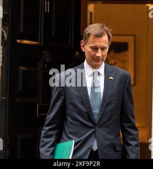 London, UK. 17th Nov, 2022. Jeremy Hunt, Chancellor of the Exchequer, departs 11 Downing Street for his autumn statement Credit: Ian Davidson/Alamy Live News Stock Photo