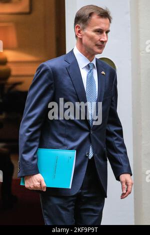 London, UK. 17th Nov, 2022. Jeremy Hunt, MP, Chancellor of the Exchequer departs Downing Street to deliver his autumn statement (also known as autumn budget) Credit: Imageplotter/Alamy Live News Stock Photo