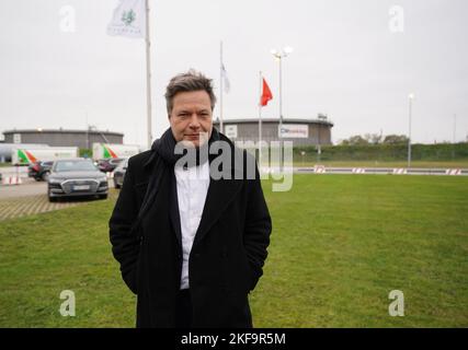 17 November 2022, Hamburg: Robert Habeck (Bündnis 90/Die Grünen), Federal Minister for Economic Affairs and Climate Protection, stands in front of an ltank on the site of the Oiltanking Deutschland GmbH tank terminal in the port. The industrial gas producer Air Products and the energy company Mabanaft want to build the first major import terminal for green energy in the Port of Hamburg. The terminal at the Oiltanking Deutschland tank terminal will convert green ammonia into green hydrogen on a large scale from 2026, the companies said Thursday. Air Products is considered the world's largest hy Stock Photo