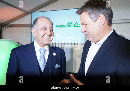 17 November 2022, Hamburg: Robert Habeck (r, Bündnis 90/Die Grünen), Federal Minister for Economic Affairs and Climate Protection, and Seifi Ghasemi, President and CEO of Air Products, talk during a press event to announce the construction of a green energy import terminal on the site of the Oiltanking Deutschland GmbH tank terminal in the port. Industrial gas producer Air Products and energy company Mabanaft plan to build the first major green energy import terminal in the Port of Hamburg. The terminal at the Oiltanking Deutschland tank terminal will convert green ammonia into green hydrogen Stock Photo