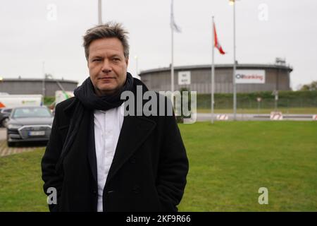 17 November 2022, Hamburg: Robert Habeck (Bündnis 90/Die Grünen), Federal Minister for Economic Affairs and Climate Protection, stands in front of an ltank on the site of the Oiltanking Deutschland GmbH tank terminal in the port. The industrial gas producer Air Products and the energy company Mabanaft want to build the first major import terminal for green energy in the Port of Hamburg. The terminal at the Oiltanking Deutschland tank terminal will convert green ammonia into green hydrogen on a large scale from 2026, the companies said Thursday. Air Products is considered the world's largest hy Stock Photo