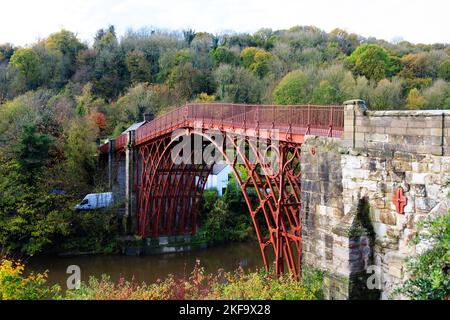 The historic Iron Bridge, the first cast iron bridge in the world. Ironbridge, Shropshire, England Stock Photo