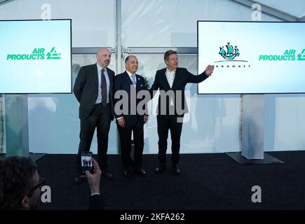 17 November 2022, Hamburg: Robert Habeck (r, Bündnis 90/Die Grünen), German Federal Minister for Economic Affairs and Climate Protection, stands next to Seifi Ghasemi (M), President and CEO of Air Products, and Jonathan Perkins, CEO of Mabanaft GmbH & Co. KG, after the announcement of a green energy import terminal construction at the Oiltanking Deutschland GmbH tank terminal site in the port. Industrial gas producer Air Products and energy company Mabanaft plan to build the first major green energy import terminal in the Port of Hamburg. The terminal at the Oiltanking Deutschland tank termina Stock Photo