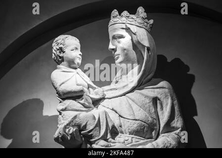 Black and white photo of stone statues representing a crowned Virgin Mary holding baby Jesus in her arms Stock Photo