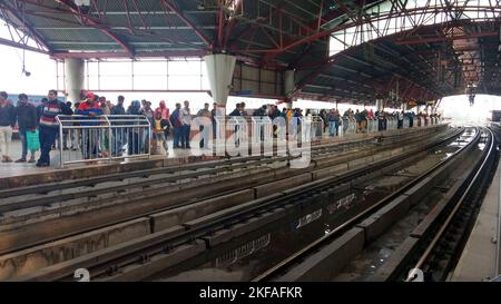 Delhi, India - People wait for metro train in kashmiri gate station. Delhi Stock Photo