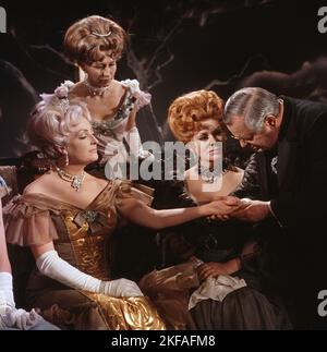 Lord Arthur Saviles Verbrechen, Fernsehfilm nach dem Roman von Oscar Wilde, Deutschland 1967, Regie: Rolf von Sydow, Darsteller: Szene mit Dagmar Altrichter, 2.v.rechts, Max Mairich (rechts) Stock Photo