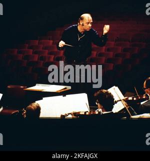 Bernard Haitink, niederländischer Dirigent, hier bei einer Orchesterprobe, circa 1977. Bernard Haitink, Dutch conductor, here at a Orchestra rehearsal, circa 1977. Stock Photo