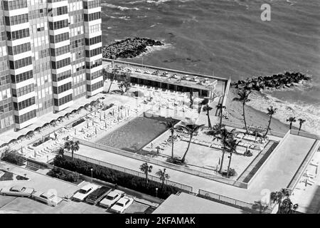 Hotelpool am Strand in Miami Beach, Florida, USA 1965. Hotel pool on the beach in Miami Beach, Florida, USA 1965. Stock Photo