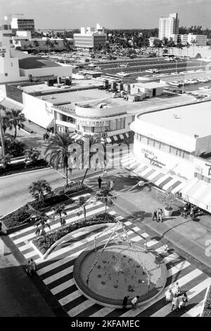 Blick auf die Lincoln Road mit Springbrunnen in Miami Beach, Florida, USA 1965. View of Lincoln Road with fountain in Miami Beach, Florida, USA 1965. Stock Photo