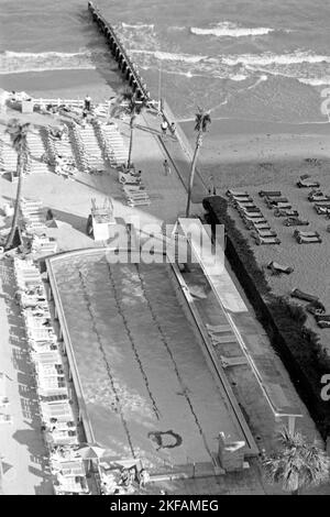 Hotelpool am Strand in Miami Beach, Florida, USA 1965. Hotel pool on the beach in Miami Beach, Florida, USA 1965. Stock Photo