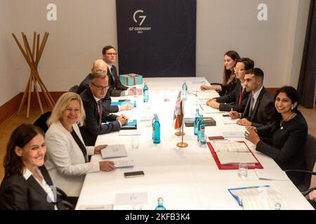 Eltville Am Rhein, Germany. 17th Nov, 2022. Suella Braverman (r), Home Secretary of the United Kingdom, sits with German Interior Minister Nancy Faeser (2nd from left, SPD) during a bilateral meeting. At the G7 meeting in Eltville, the interior ministers exchange views on the shared values of democracy, the rule of law and human rights, as well as social justice, equality and inclusive digitization. Credit: Andre Pain/AFP-POOL/dpa/Alamy Live News Stock Photo