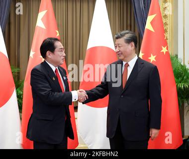Bangkok, Thailand. 17th Nov, 2022. Chinese President Xi Jinping meets with Japanese Prime Minister Fumio Kishida in Bangkok, Thailand, Nov. 17, 2022. Credit: Ding Haitao/Xinhua/Alamy Live News Stock Photo