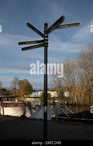 Henley-on-Thames, Sign post to Museum, Toilets, Bowling Green,Station, Town Centre and Old Fire Station Gallery. Stock Photo