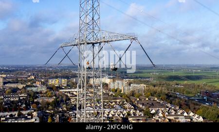 SLIEDRECHT - On Wednesday, November 16, 2022, workers were working at a great height on the high-voltage pylon on the Rivierdijk in Sliedrecht. You just have to dare to work at this height. Pretty spectacular to see this. NOVUM COPYRIGHT ETIENNE BUSINK netherlands out - belgium out Stock Photo