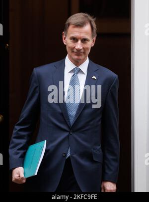 London, UK. 17th Nov, 2022. Chancellor, Jeremy Hunt, leaves Number 11 Downing Street to go to Parliament to make his Autumn statement. He is tryng to stabilise the British econpmy and make savings where he can through taxes and Government spending cuts. Credit: Mark Thomas/Alamy Live News