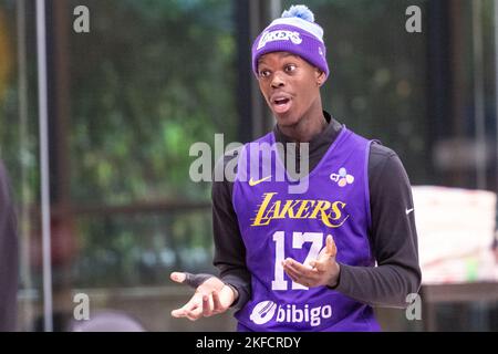 Los Angeles, USA. 17th Nov, 2022. National basketball player Dennis Schröder gestures during training. The player from Braunschweig is about to make his comeback with the Los Angeles Lakers. Credit: Maximilian Haupt/dpa/Alamy Live News Stock Photo